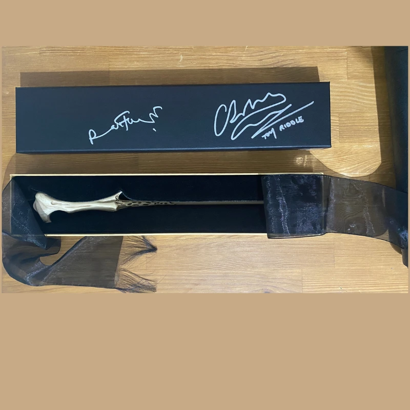 varita-firmada-christian-coulson-ralph-fiennes